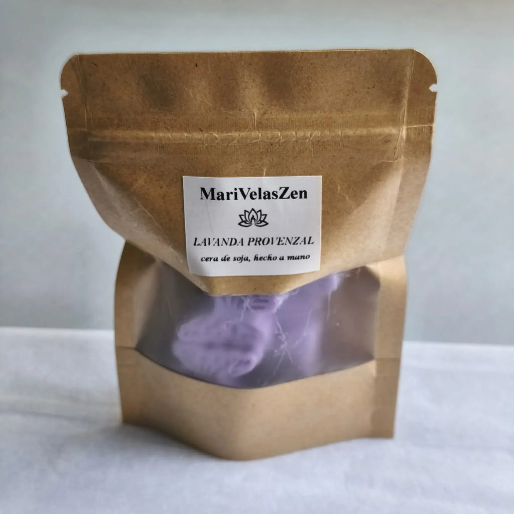 wax melts con forma de mariposa color lila dentro sobre kraft