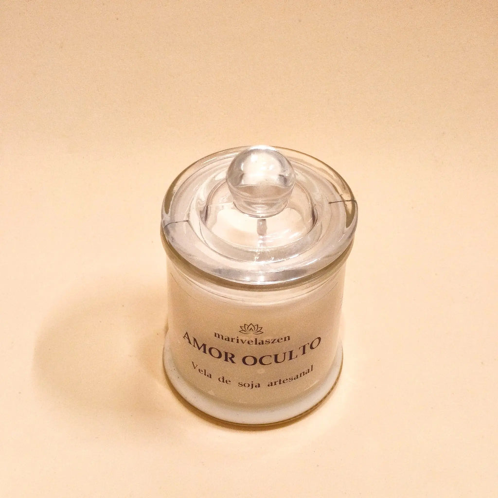 Vela de soja artesanal en tarro con tapa de cristal aroma rosas rojas 75g apagada sobre fondo crema