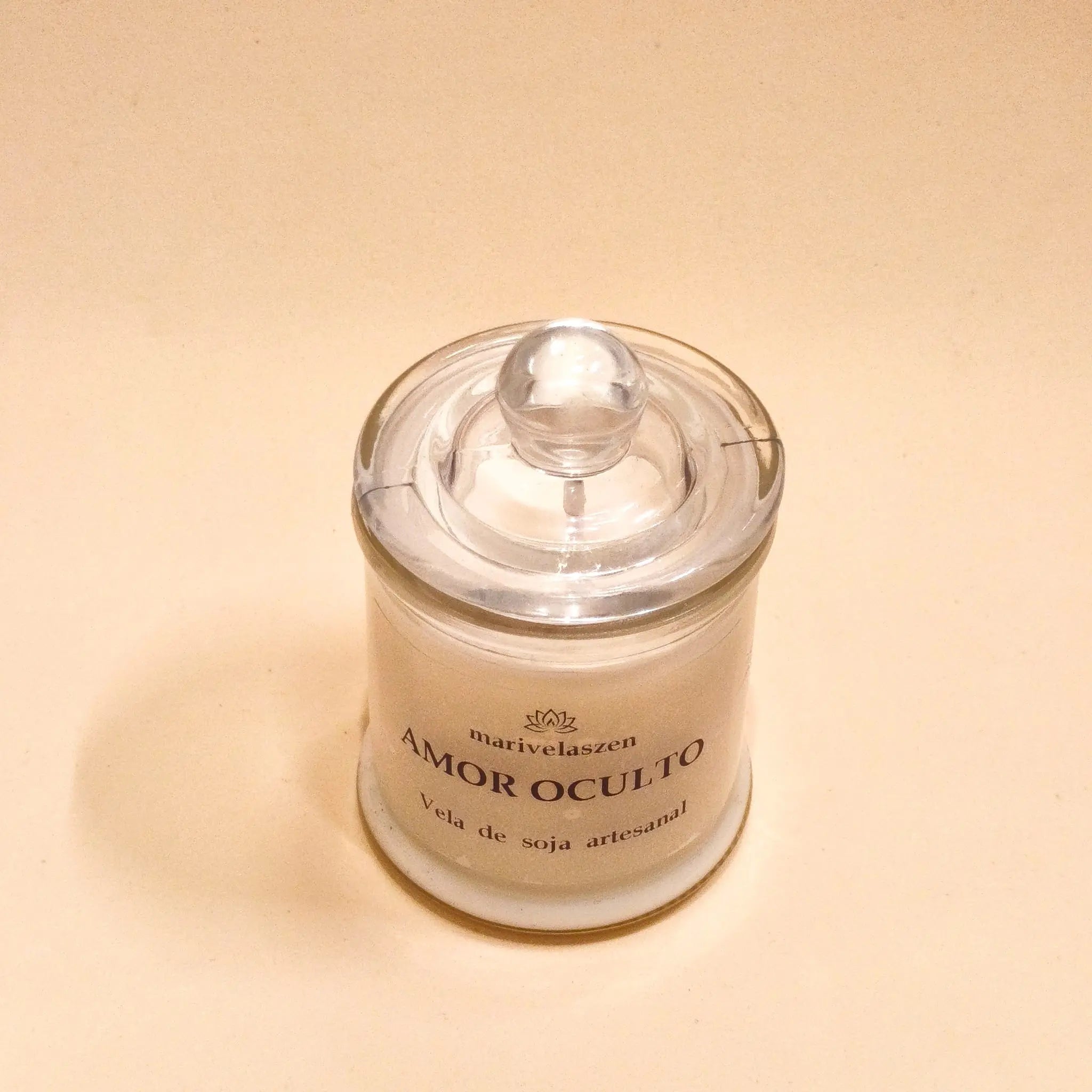 Vela de soja artesanal en tarro con tapa de cristal aroma rosas rojas 75g apagada sobre fondo crema
