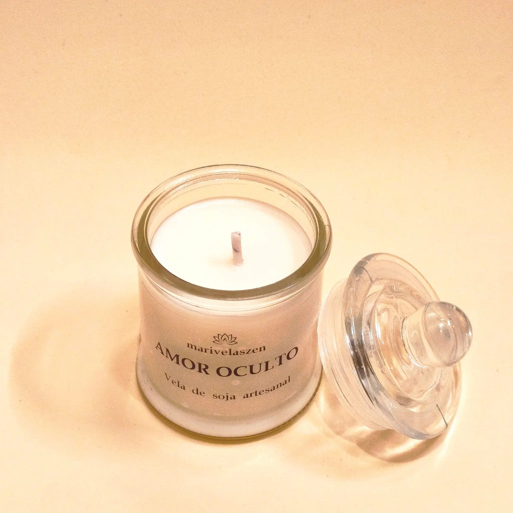Vela de soja artesanal en tarro con tapa de cristal aroma rosas rojas 75g apagada sobre fondo crema