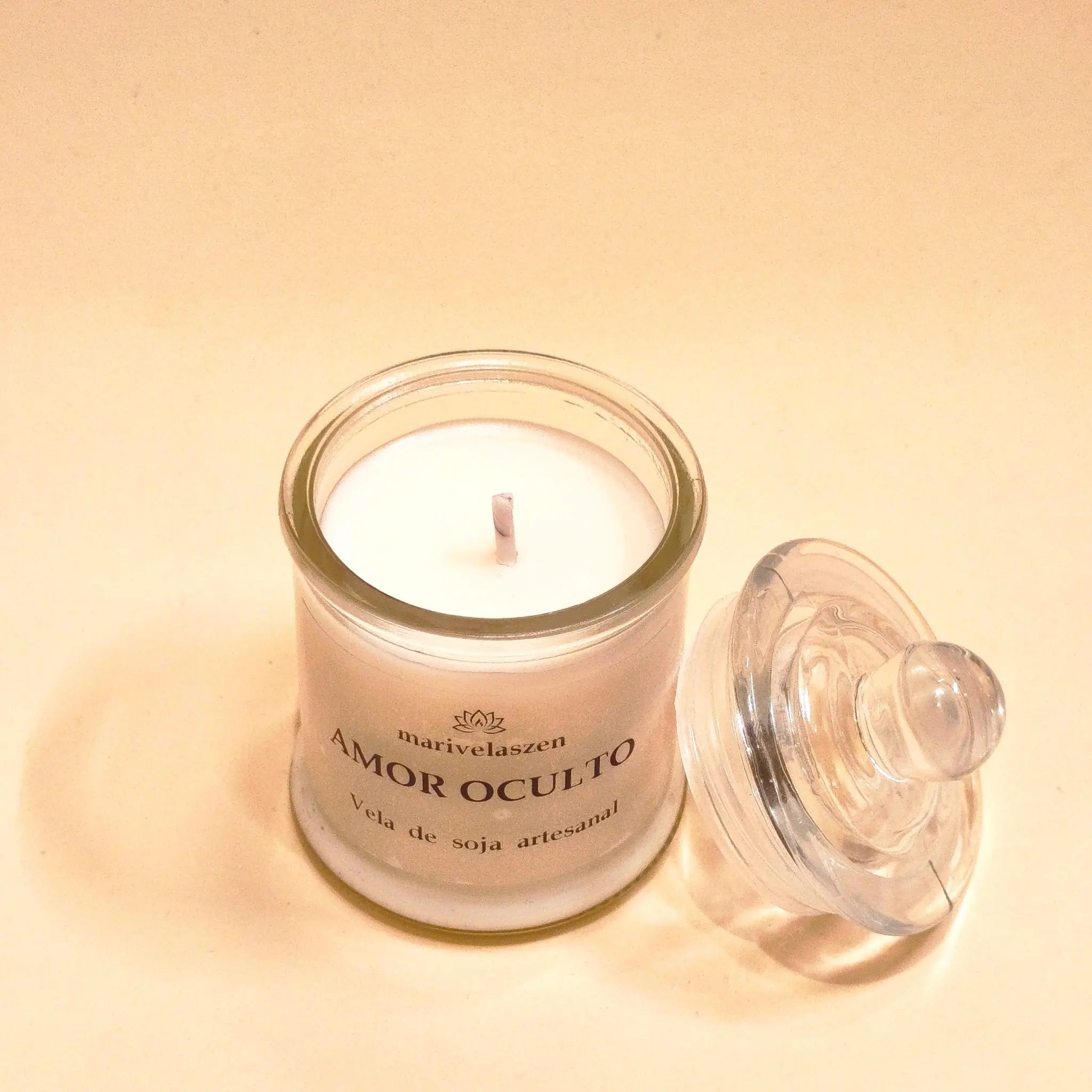 Vela de soja artesanal en tarro con tapa de cristal aroma rosas rojas 75g apagada sobre fondo crema