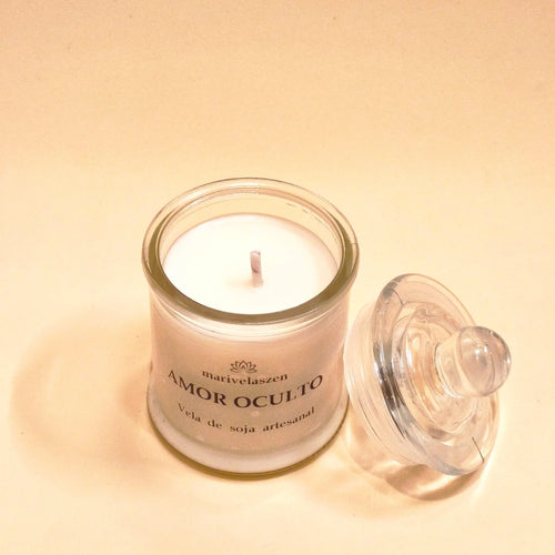 Vela de soja artesanal en tarro con tapa de cristal aroma rosas rojas 75g apagada sobre fondo crema