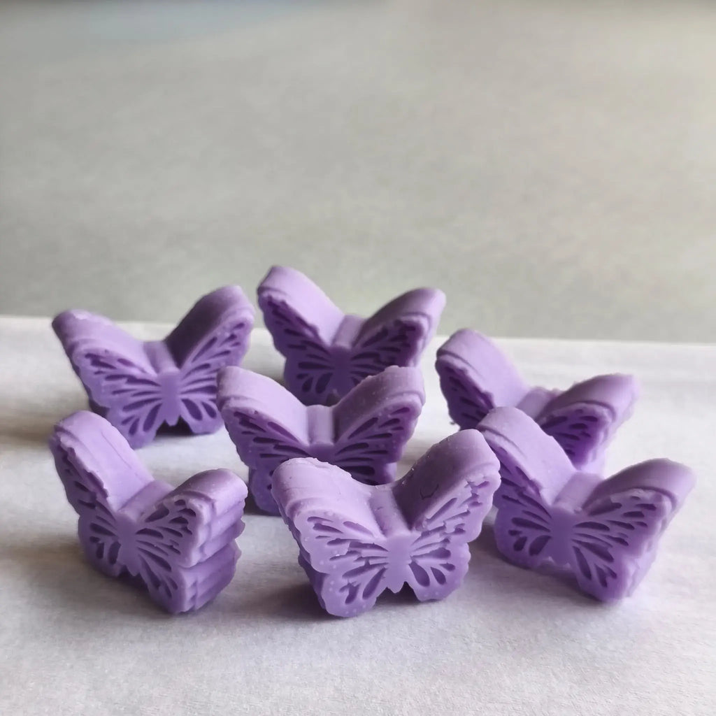 mariposas lilas sobre fondo blaco y gris