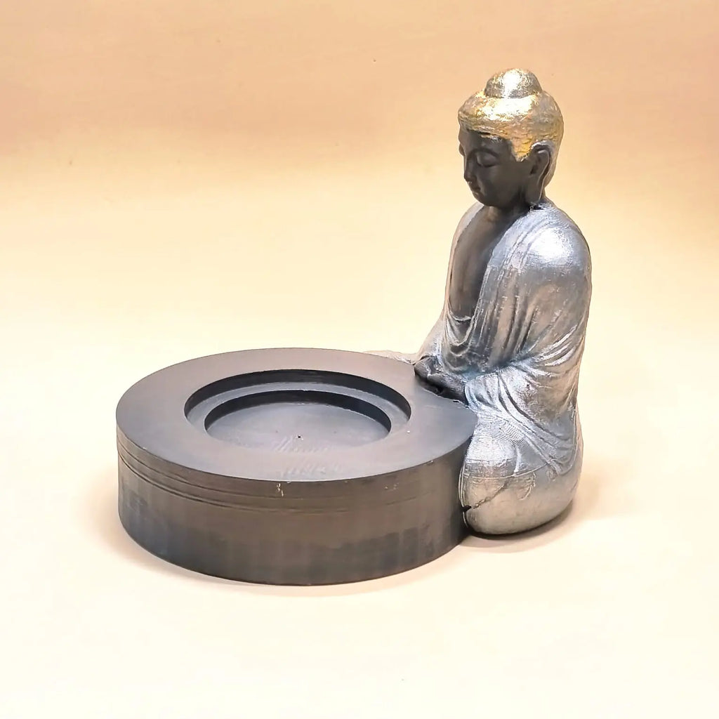 Figura Buda meditación impresión 3D filamento ASA plateado 15cm vista lateral