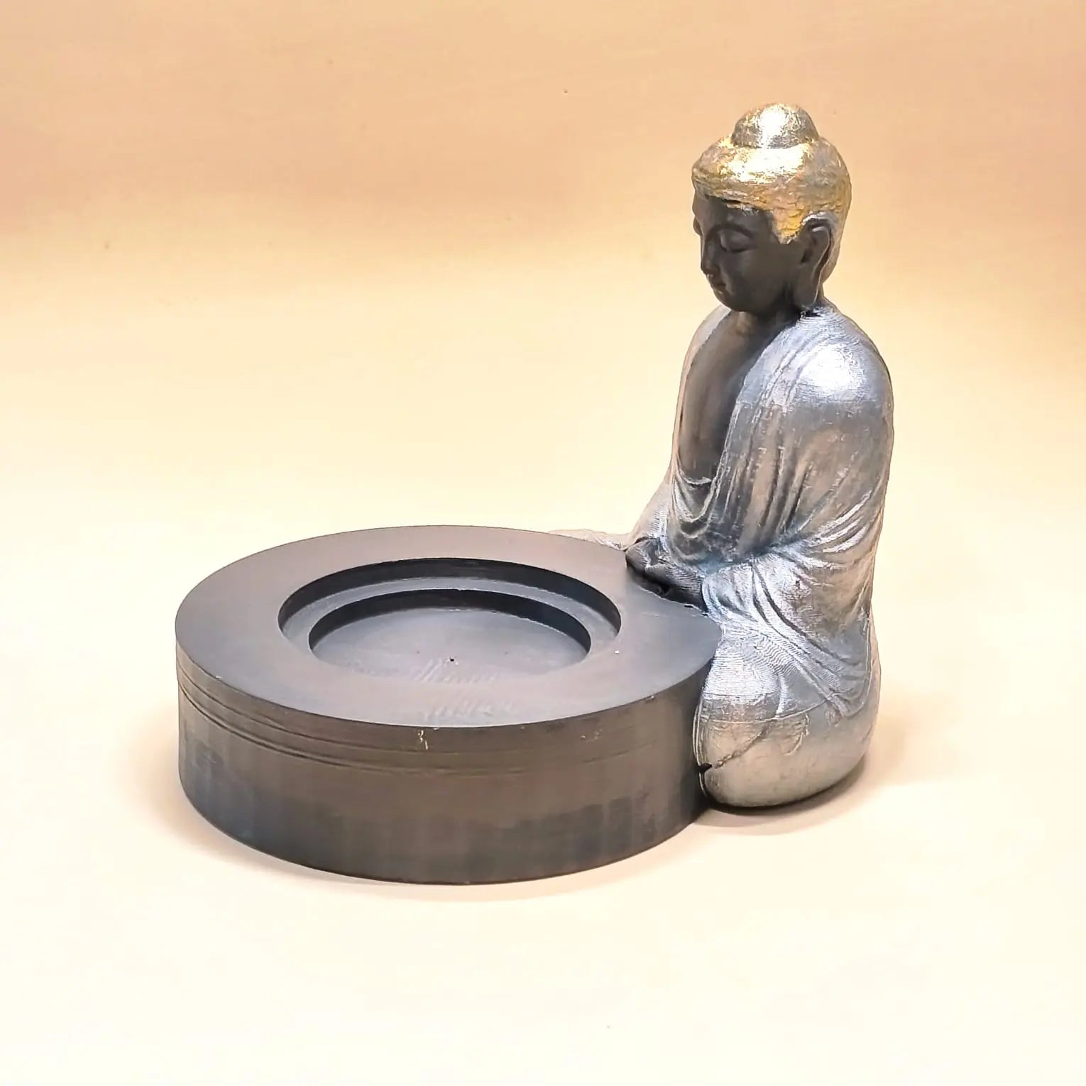 Figura Buda meditación impresión 3D filamento ASA plateado 15cm vista lateral