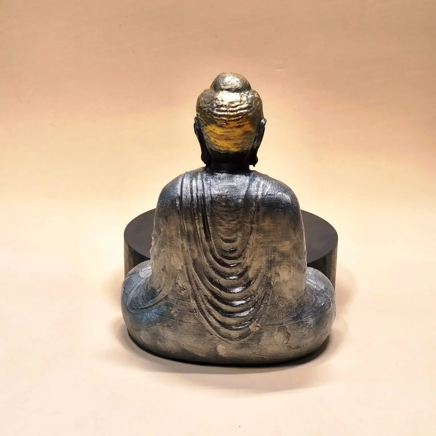 Detalle figura Buda artesanal impresión 3D filamento ASA acabado plateado dorado