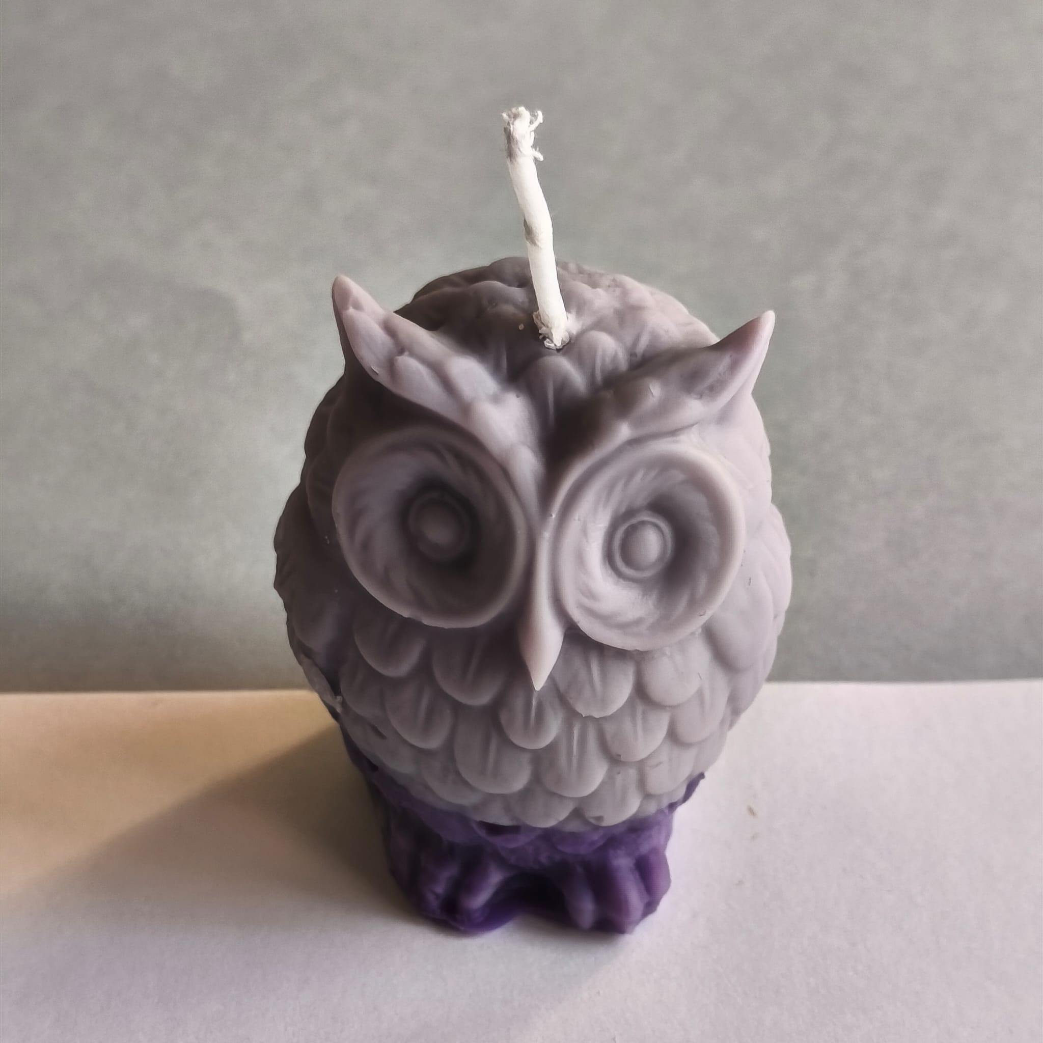 Vela figura búho lila y morado sin aroma 1 ud - MariVelasZen