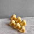 Pack de 6 wax melts artesanales con forma de corazones color beige aroma vainilla ahumada y leña