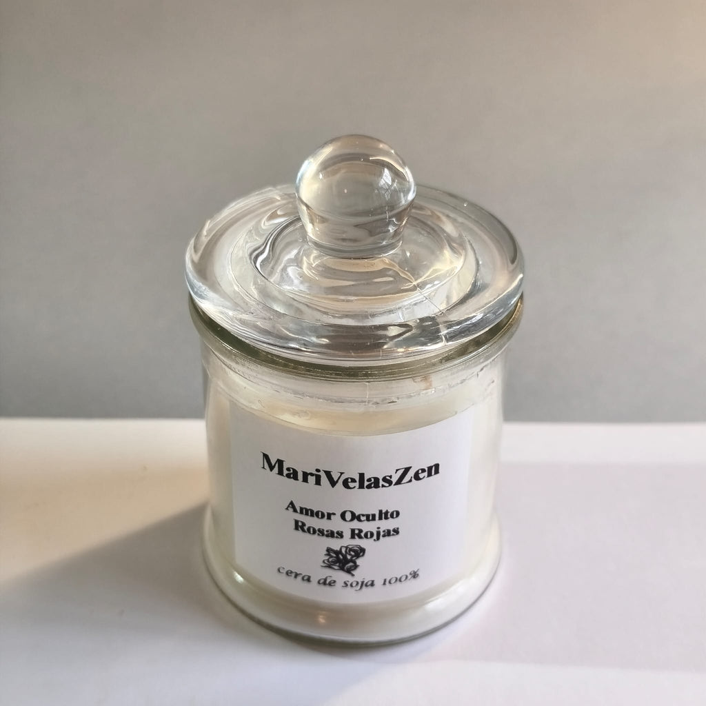 Vela artesanal Amor Oculto en tarro de cristal con tapa, cera de soja blanca, aroma rosas rojas, lista para regalar, MariVelasZen hecha a mano en España