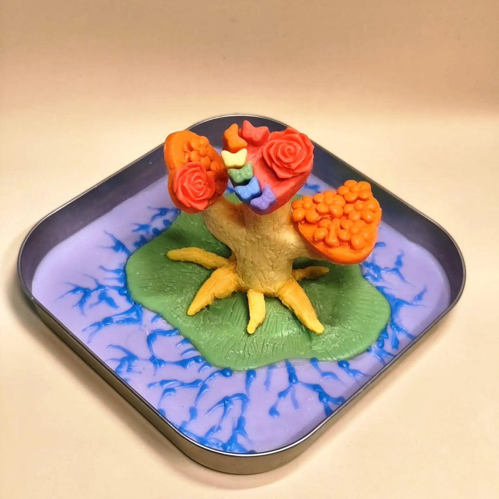 Figura Escultórica Decorativa con forma de arbol y colores bandera orgullo gay