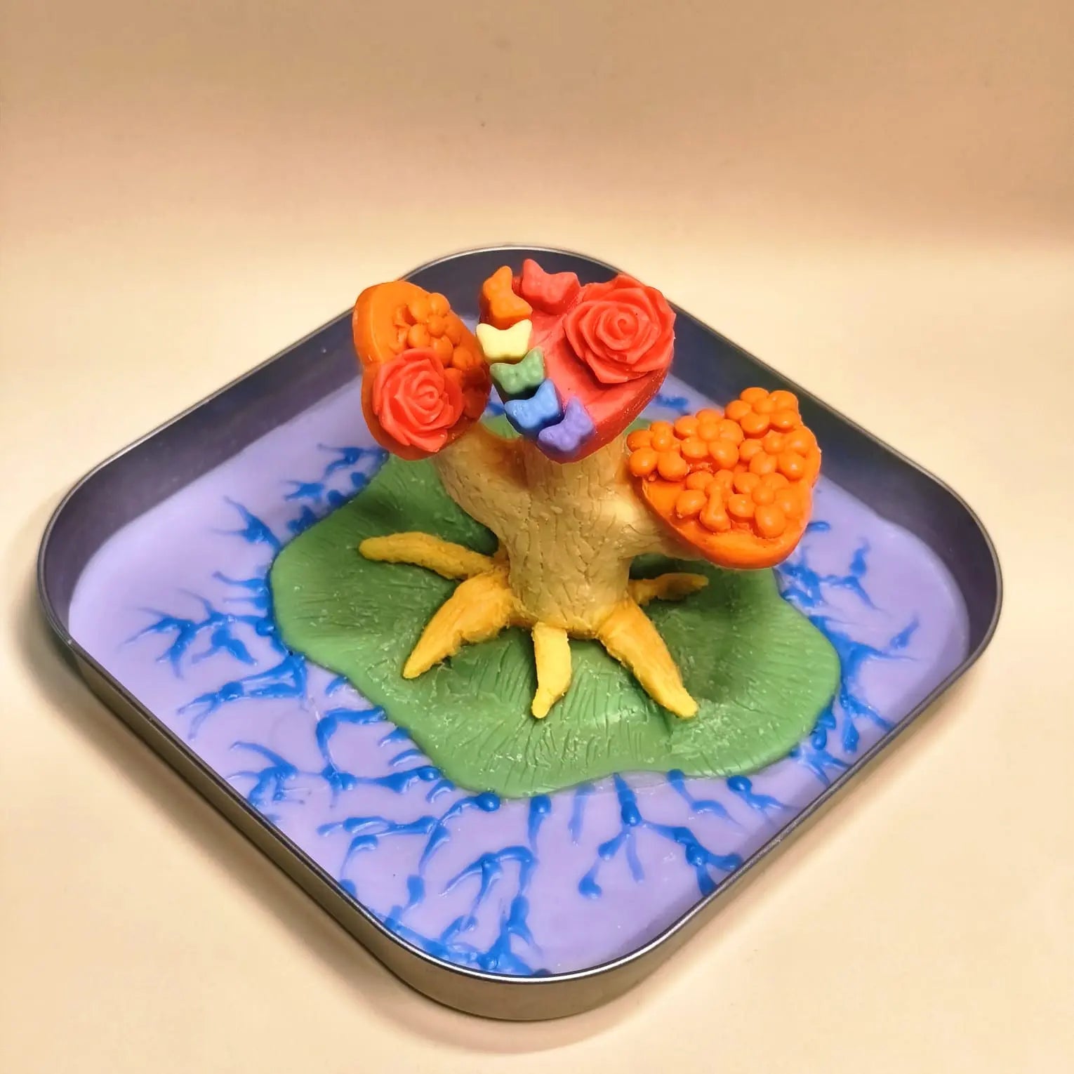 Figura Escultórica Decorativa con forma de arbol y colores bandera orgullo gay