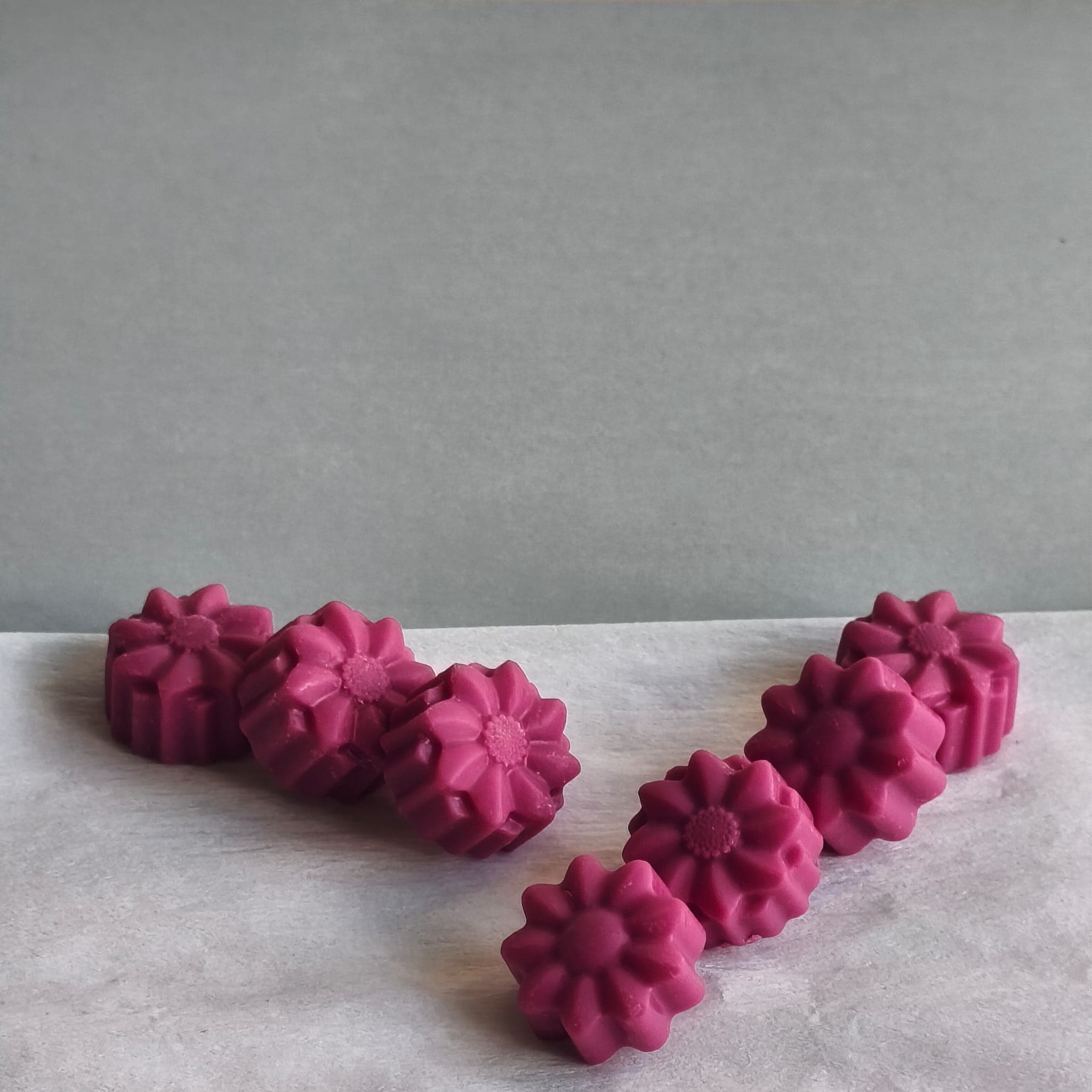 Pack de 7 wax melts artesanales con forma de flores color rosa aroma rosas rojas