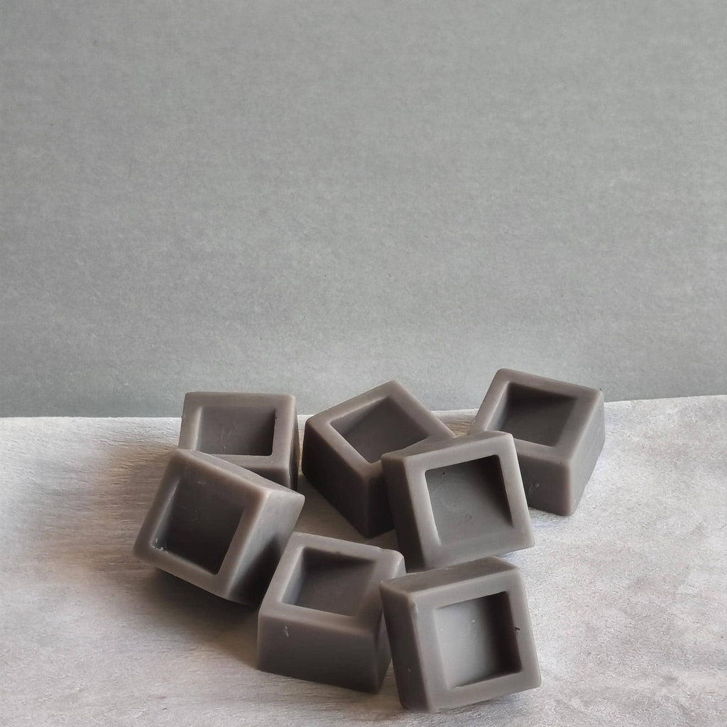 Pack de 7 wax melts artesanales con forma de cubos color marrón aroma sándalo y mirra