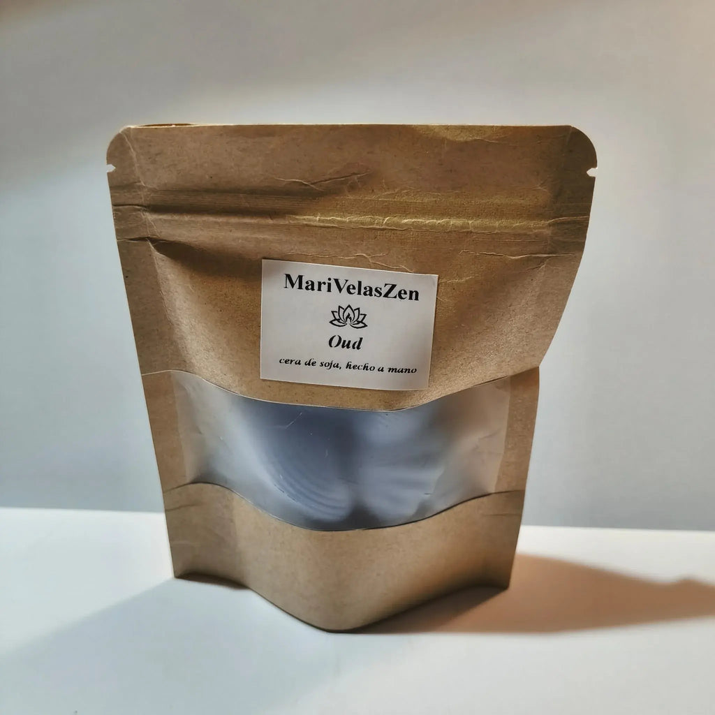 wax melt con forma de cochas color azul celeste, dentro una bolsa kraft con cierre zip