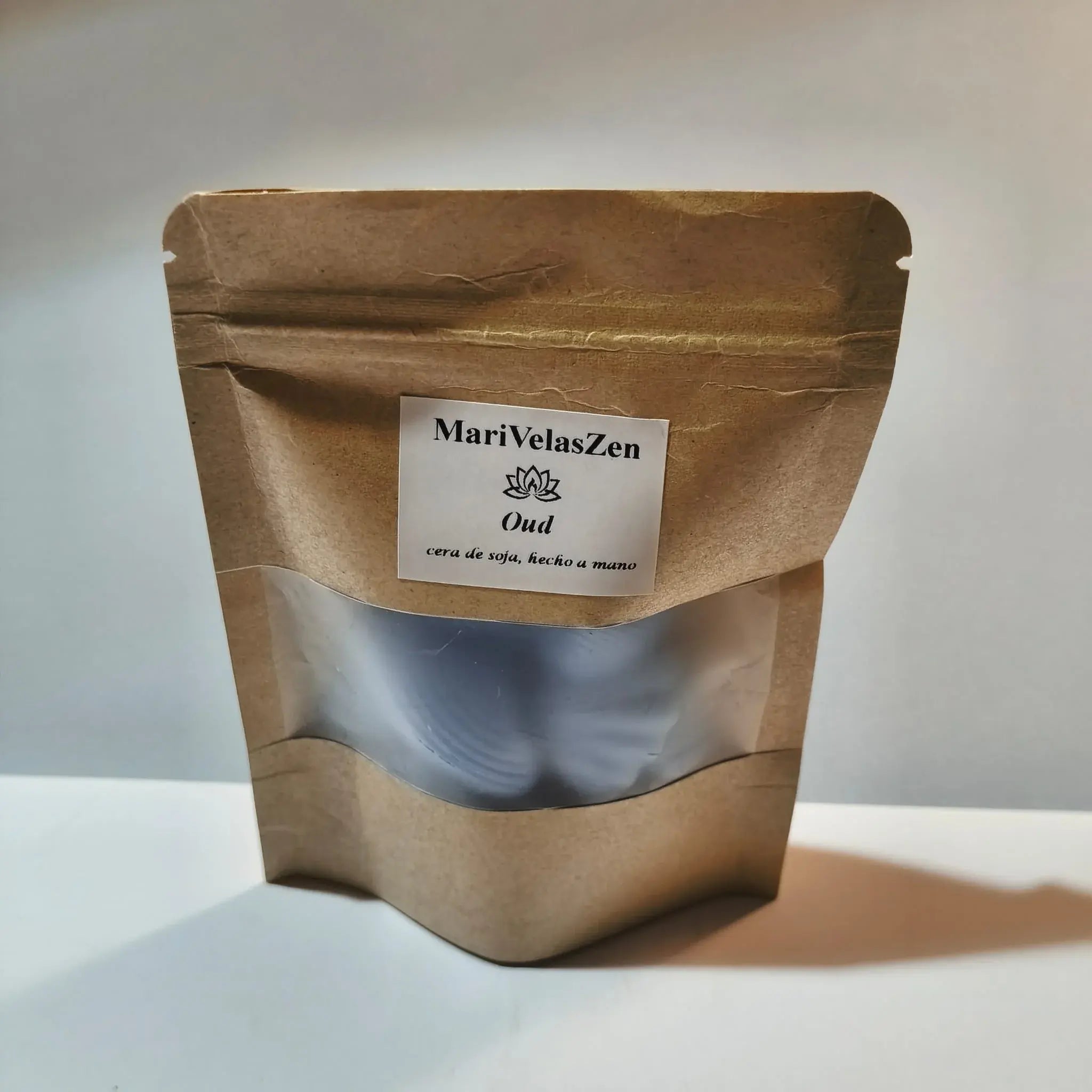 wax melt con forma de cochas color azul celeste, dentro una bolsa kraft con cierre zip