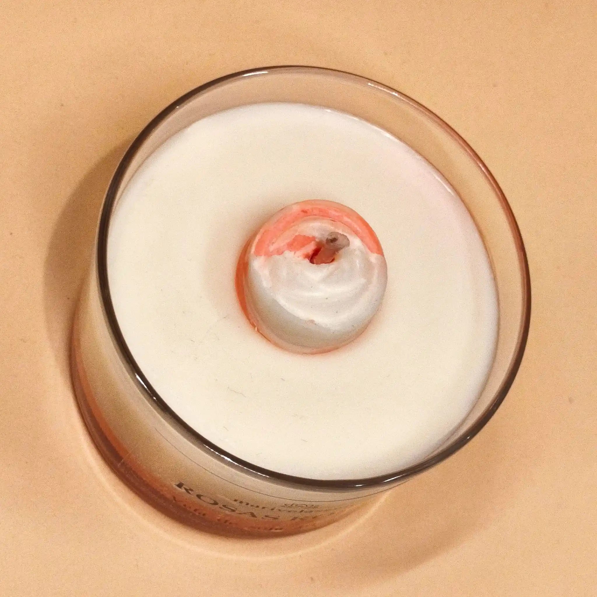 Vela  foto cenital perfumada natural rosas rojas en vaso de cera de soja