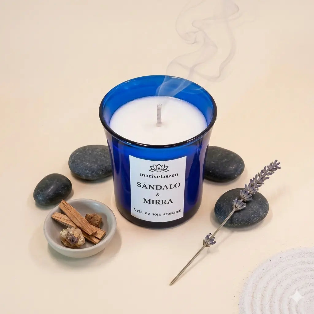 Vela de soja artesana con aceites de sándalo y mirra para limpieza energética.