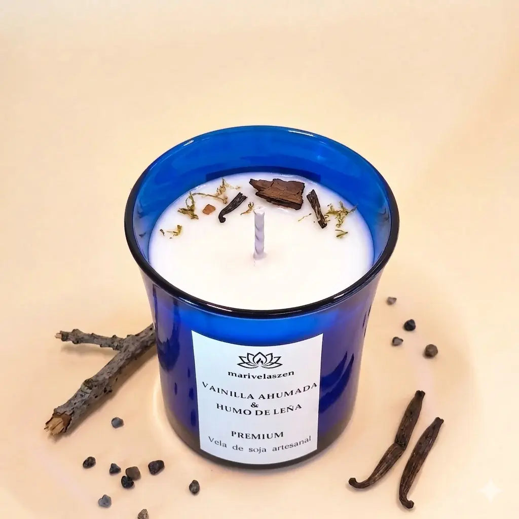 Vela decorativa de lujo aroma vainilla  MariVelasZen. con adorno ramitas y vainilla natural