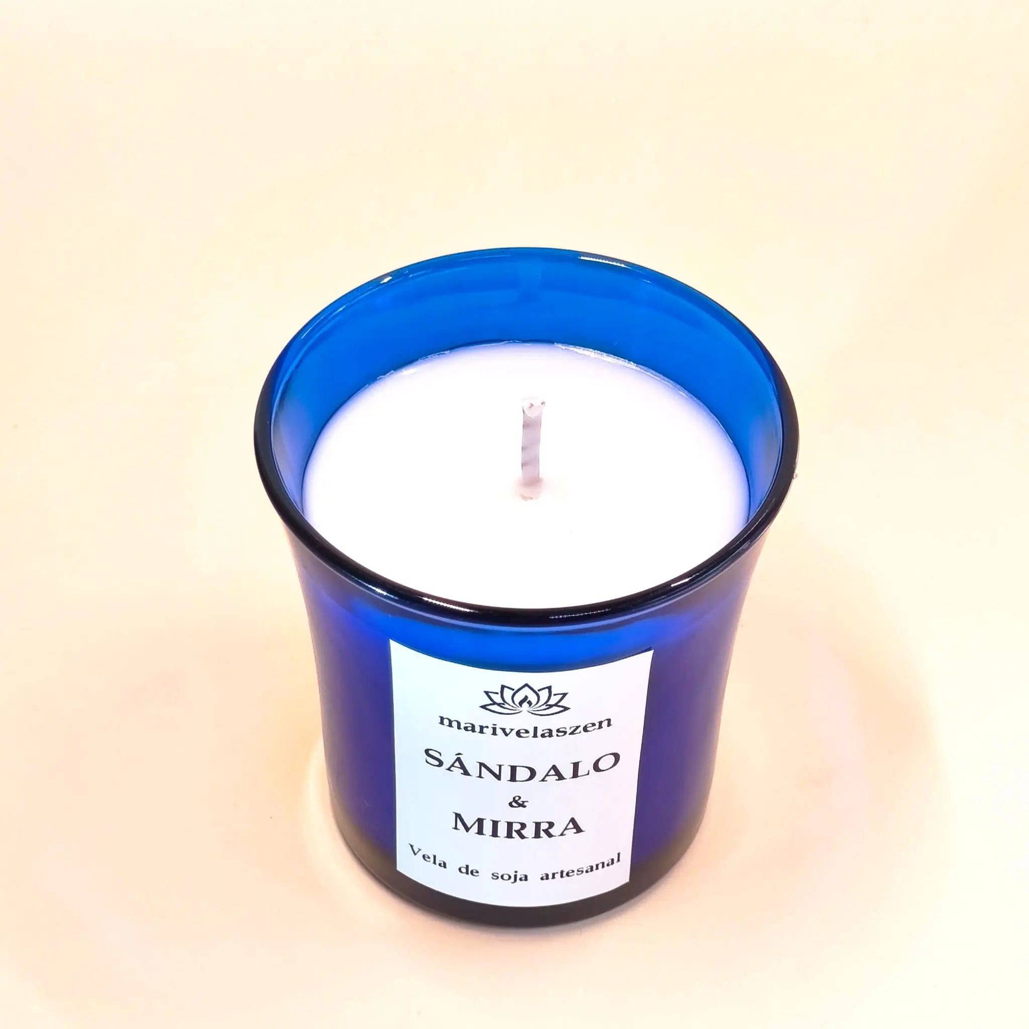Vela espiritual de sándalo y mirra presentada en vaso de cristal azul 