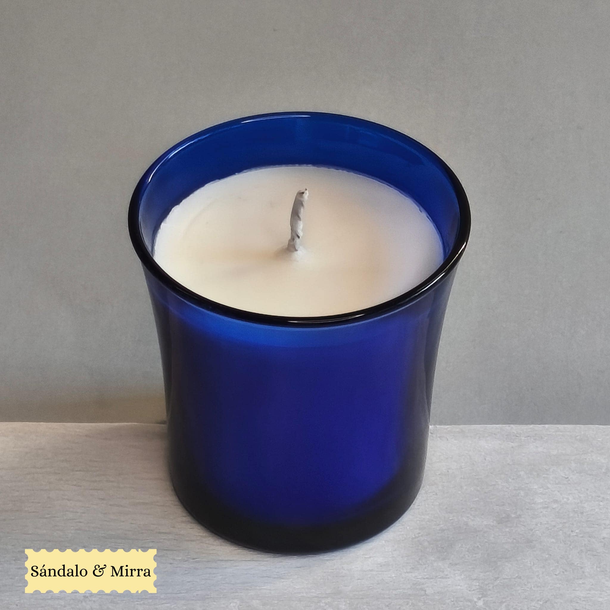 Vela de soja artesana con aceites de sándalo y mirra para limpieza energética.