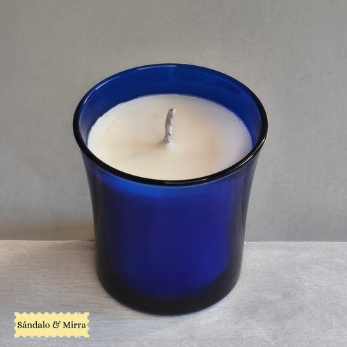 Vela de soja artesana con aceites de sándalo y mirra para limpieza energética.