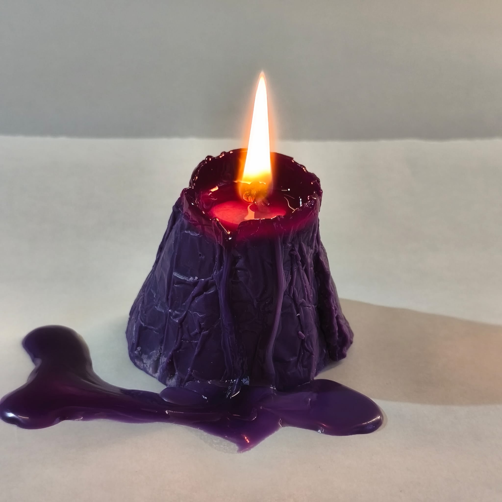 Vela artesanal forma volcán color morado aroma vainilla ahumada de leña 200g