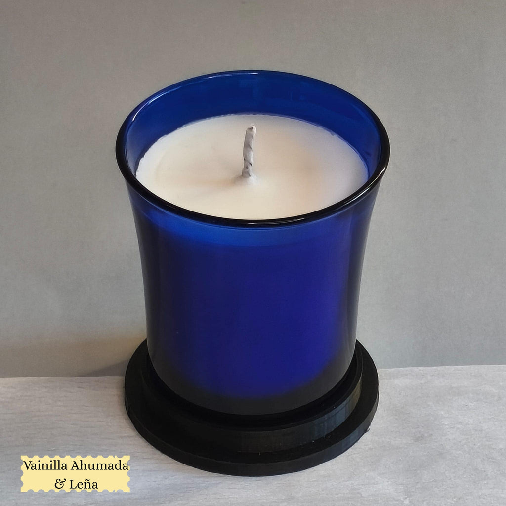 Vaso de vela azul marino sobre base protectora para decoración de interiores relajante.