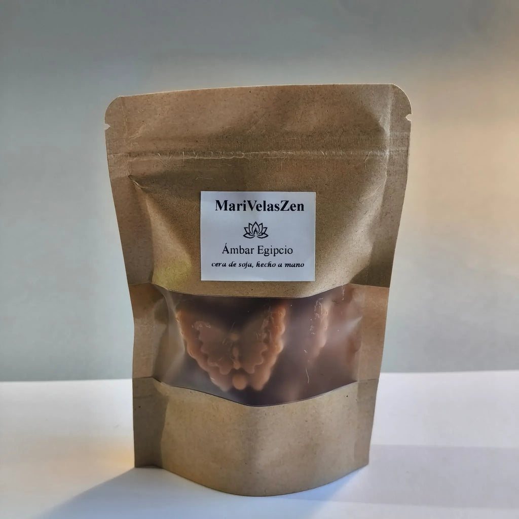 Bolsa kraft con wax melts artesanales MariVelasZen aroma Ámbar Egipcio, cera de soja hecho a mano, sobre mesa de madera con luz natural