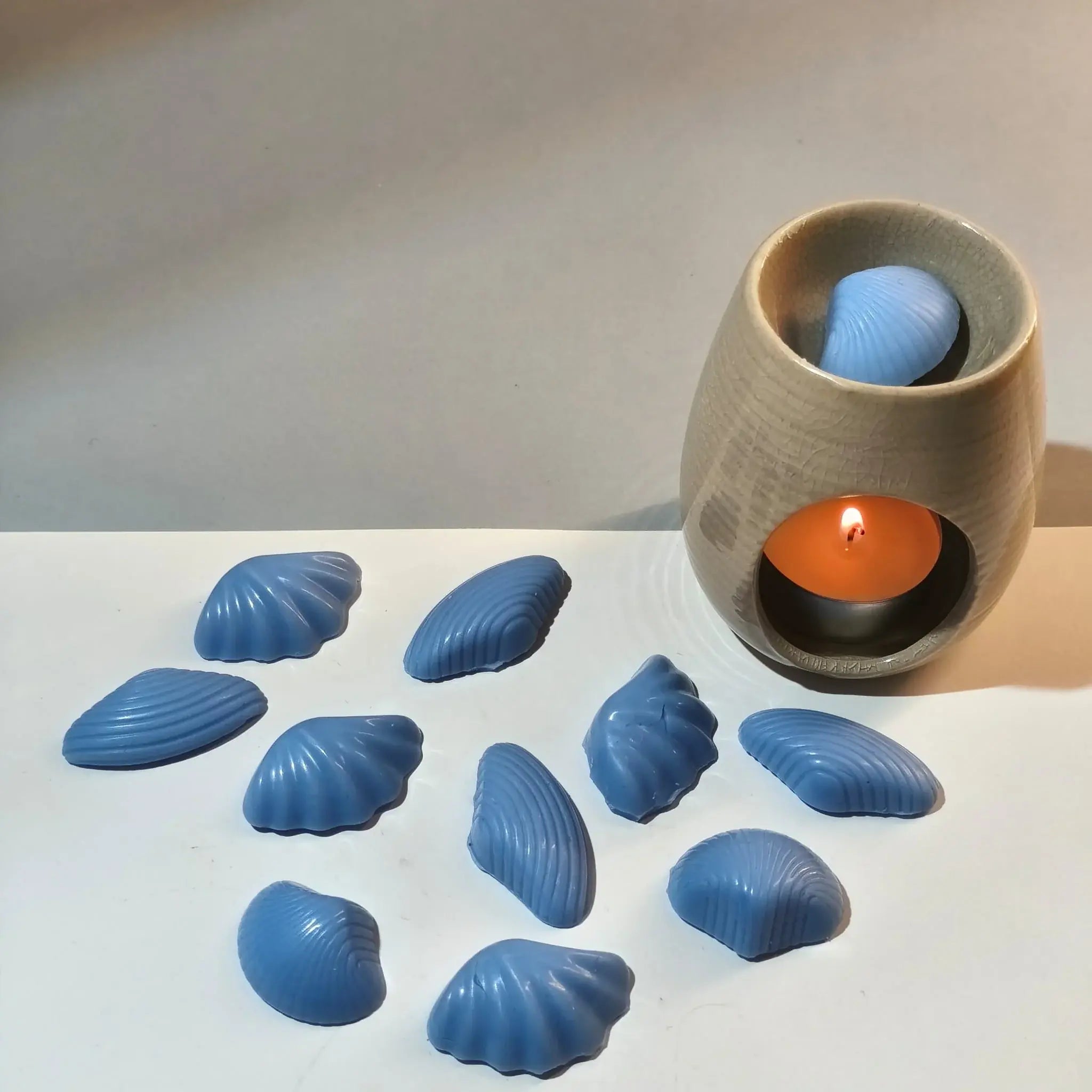 wax melt con forma de cochas color azul celeste, con un quemador